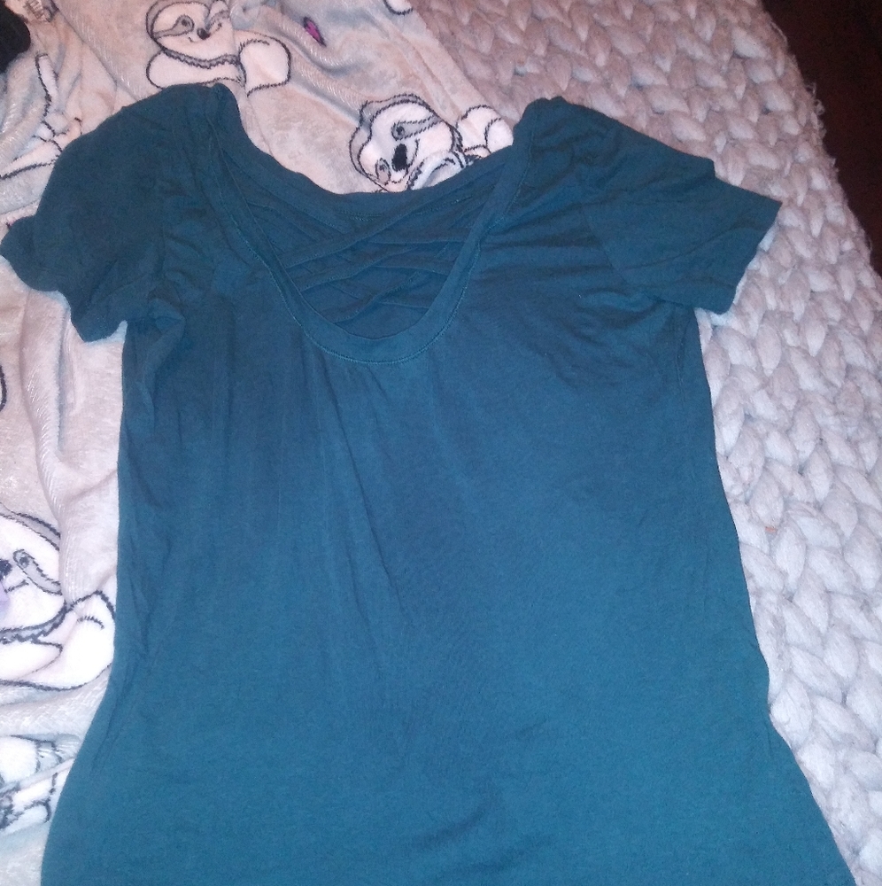 Size medium hunter green tea with the Criss crosse